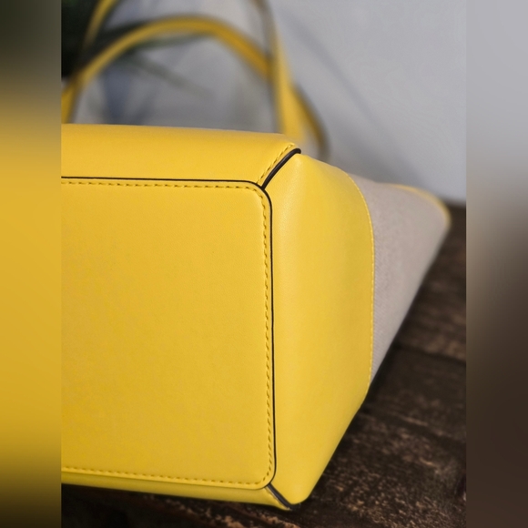 Michael Kors Reed Large Tote Bag - Picture 8 of 12